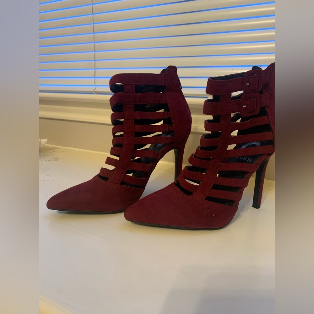 Brand new Guess heels in a lovely dark red
